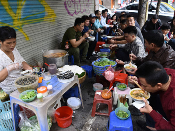 Hàng ăn vỉa hè Hà Nội tăng giá vẫn đông khách dịp Tết