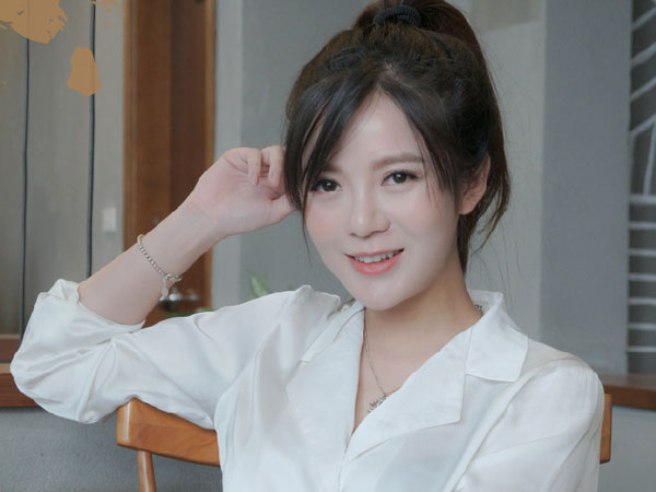 'Hot girl' Tú Linh - 'Chồng mình không phải đại gia'