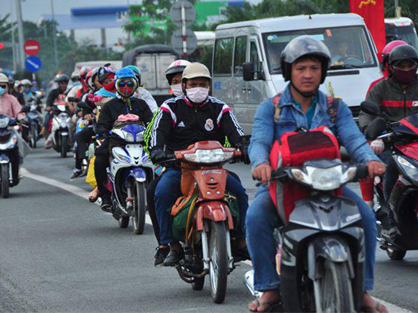 Người dân ùn ùn trở lại Sài Gòn làm việc đầu năm mới