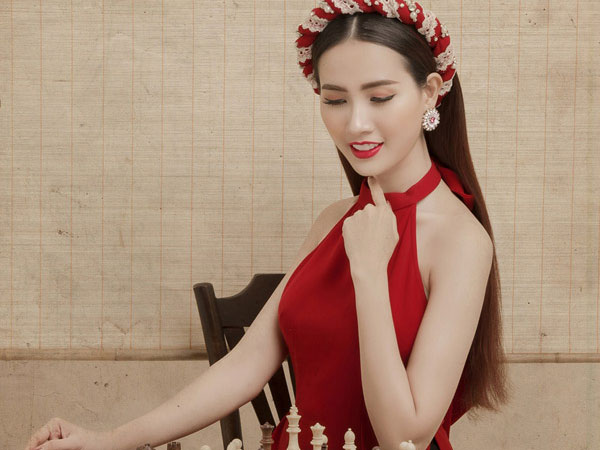 Phan Thị Mơ khoe lưng trần với áo dài cách điệu táo bạo