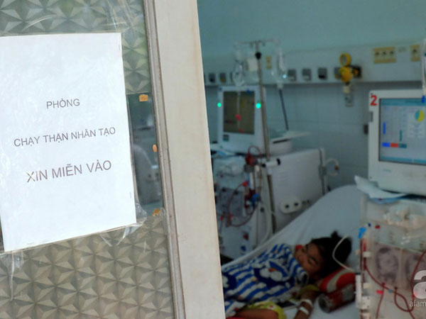 Tết trong bệnh viện của những đứa trẻ chạy thận: Tay sưng vù vì vết kim châm