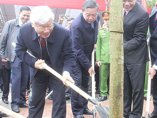 Tổng bí thư tham dự lễ phát động Tết trồng cây tại tỉnh Hưng Yên