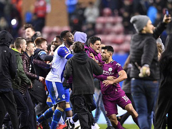 Aguero bị CĐV Wigan đánh sau trận thua sốc