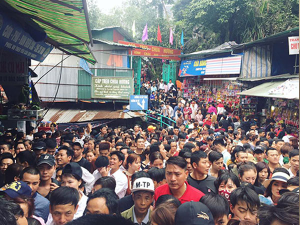 Biển người chen chân đứng im ở Chùa Hương ngày mùng 5 Tết