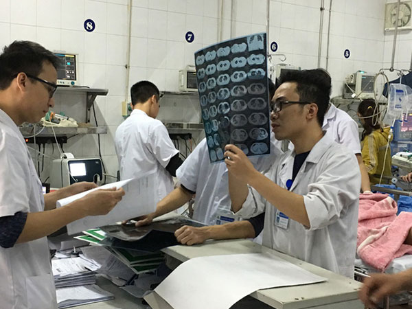 Tàn cuộc rượu họp lớp ngày Tết, nam thanh niên tự đâm đầu cột điện, dập phổi, hôn mê