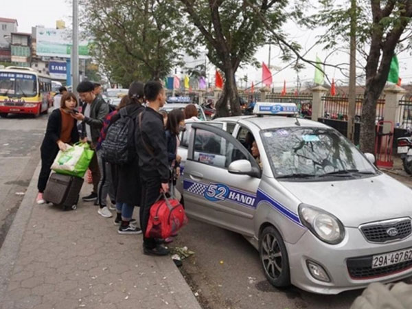 Trở lại Thủ đô sau kỳ nghỉ Tết: Tay xách nách mang, vật vờ cả tiếng vẫn không bắt nổi taxi