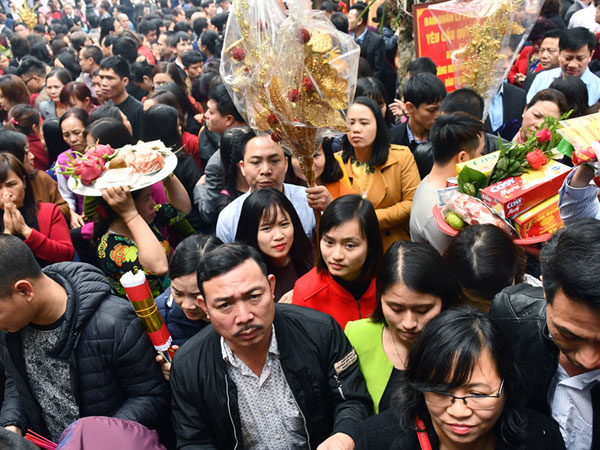Dân công sở chật cứng phủ Tây Hồ ngày đầu đi làm