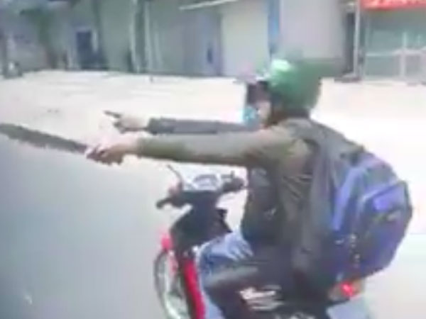 Hai thanh niên cầm hung khí chém xe khách trên quốc lộ 1