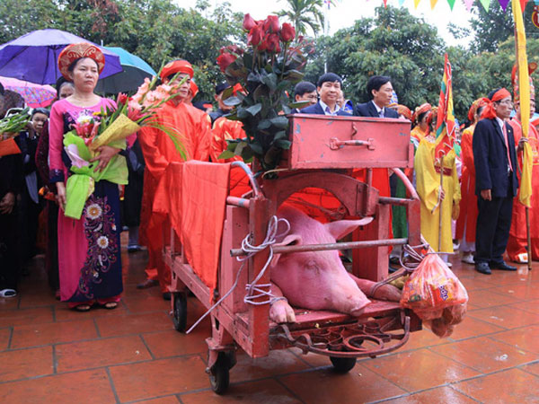 Hàng nghìn người dân kéo đến xem lễ chém lợn ở Ném Thuợng