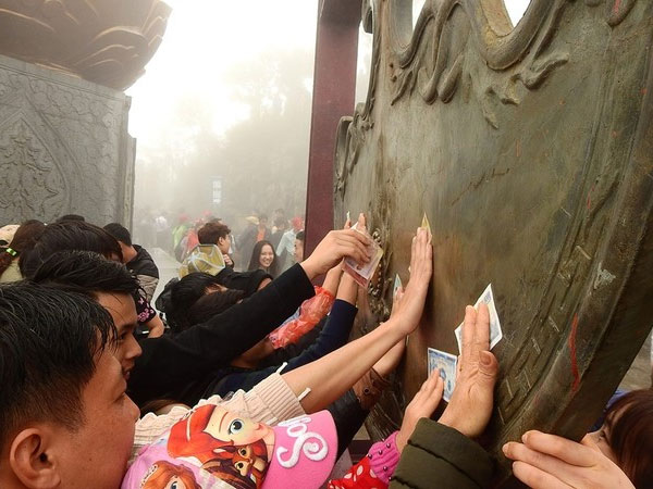 Hàng nghìn người trẩy hội Yên Tử trong sương mù
