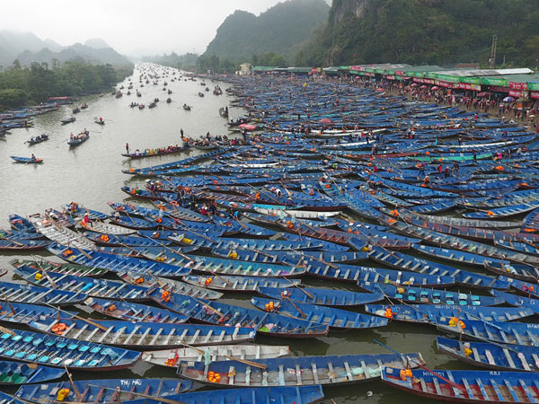 Thuyền bè dày đặc suối Yến ngày khai hội chùa Hương