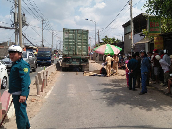 Va chạm với xe container, đôi nam nữ tử vong vào mùng 6 Tết
