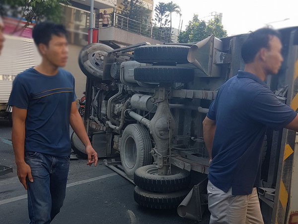 Xe tải gãy nhíp lật ngang đường: Thần chết mải ăn Tết, hai cha con thoát chết thần kỳ