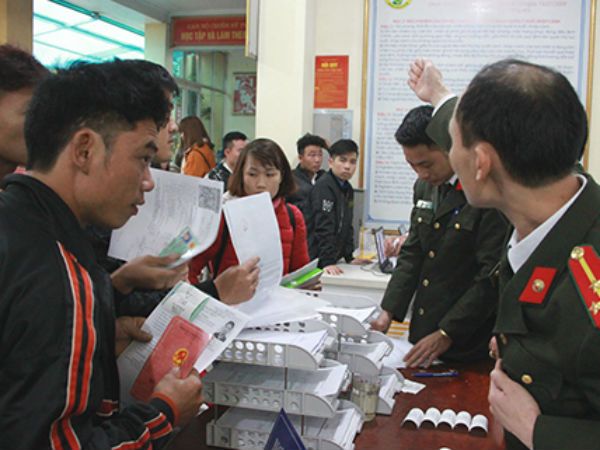 Cả nghìn người xếp hàng làm hộ chiếu ở Nghệ An