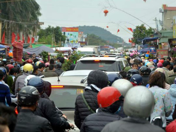 Chen chân 'mua may bán rủi' ở chợ Viềng trước giờ khai hội