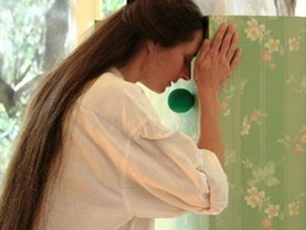 Có nên nhận nuôi 2 con riêng mới chào đời của chồng