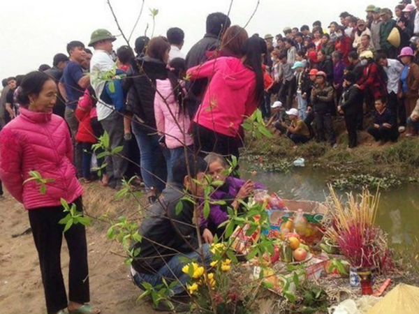 Đem 'cá thần' om dưa: Chấm dứt sự mê muội