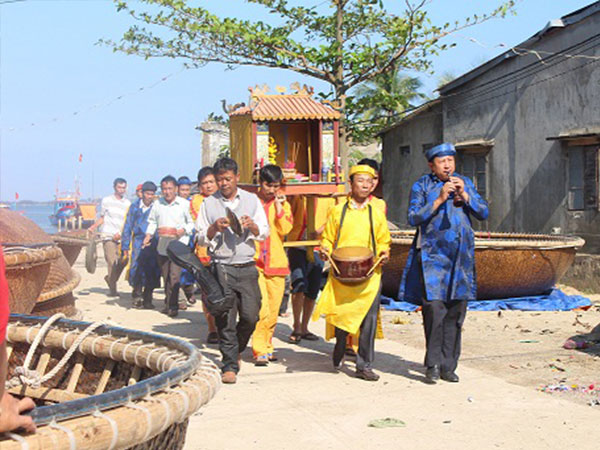 Hàng trăm ngư dân Quảng Nam đổ về cửa biển rước Nghinh thần cá ông