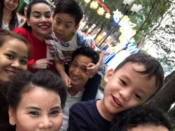 Kim Lý vui vẻ cõng Subeo đi du xuân cùng gia đình Hồ Ngọc Hà