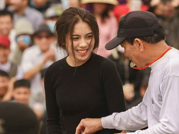 Nữ đô vật 16 tuổi xinh như mộng ở hội làng gây 'sốt mạng'