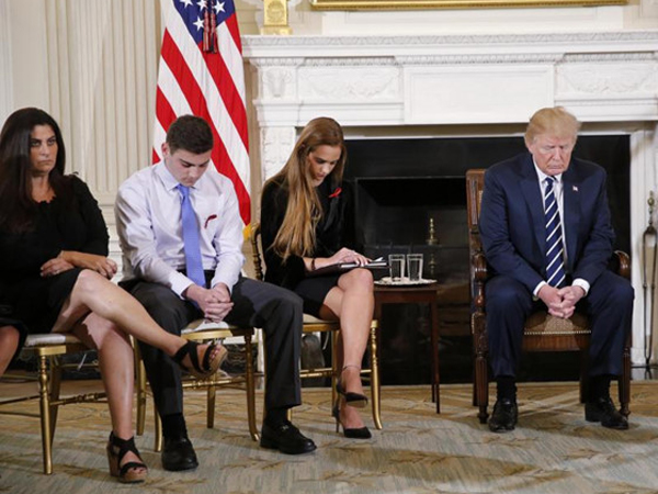 Sau xả súng Florida, Trump ủng hộ trang bị súng cho giáo viên