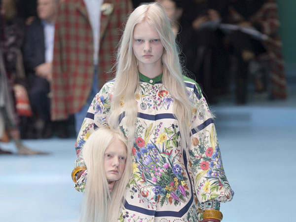 Show mới của Gucci 'dị' quên lối về: Người mẫu ôm... thủ cấp để catwalk, kẻ lại vác nguyên con rồng