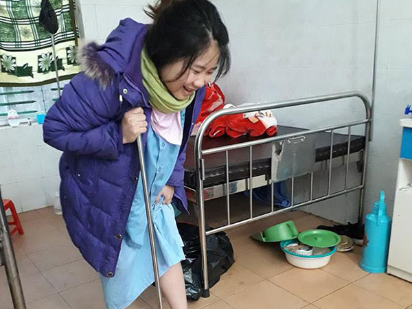 Tết đến chị em lên đồ ra phố, riêng bà đẻ này dành cả thanh xuân để tập đi, ru rú trong nhà gặm móng giò