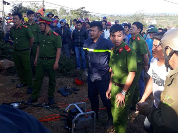 Vợ chồng khóa cửa nhốt hai con trong nhà suốt 1 tuần