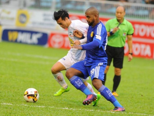 'Đi đêm' săn ngoại binh ở V-League: Lôi nhau đến 'toà' FIFA?