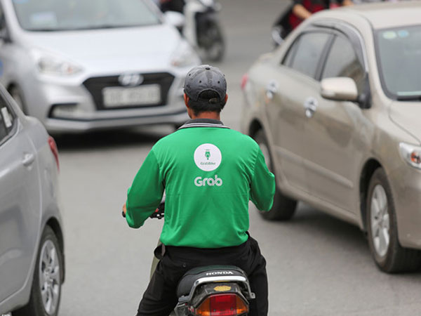 Grab, Uber tăng giá gấp 3 lần dịp Tết, ai chịu trách nhiệm?