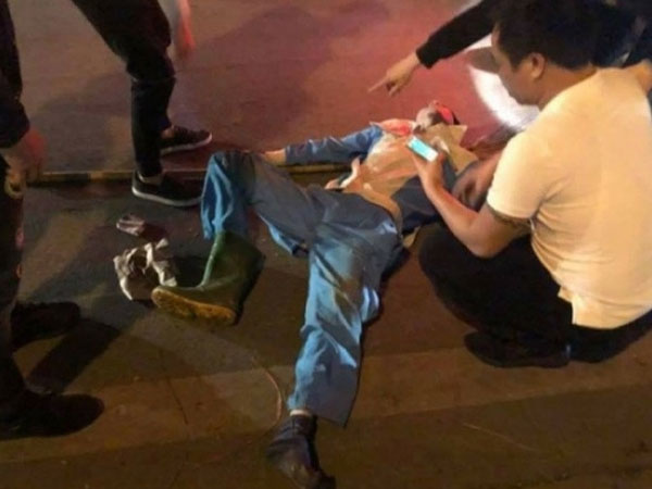 Hà Nội: Công nhân môi trường bị tông xe nguy kịch