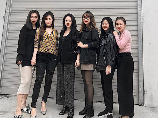 Lộ diện các cô em gái xinh như hot girl của ca sĩ Hương Tràm, một cô trong đó nổi đình đám mạng xã hội