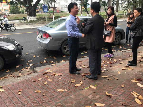 Ôtô va chạm, hai chủ xe xuống bắt tay hòa giải