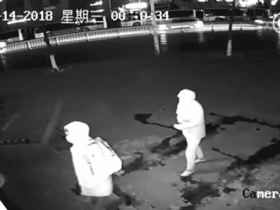 Rủ nhau lấy gạch đi đập cửa trộm đồ, tên trộm ngớ ngẩn đập nhầm luôn... đồng đội