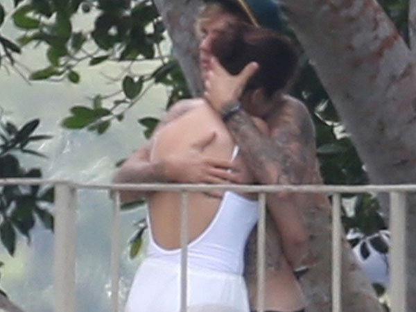 Selena như 'quên cả thế gian' khi ở trong vòng tay Justin Bieber