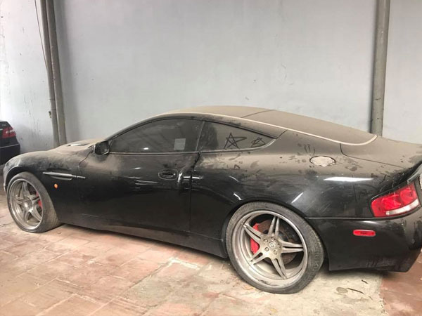 Siêu xe đầu tiên về Việt Nam bị bỏ rơi tại garage