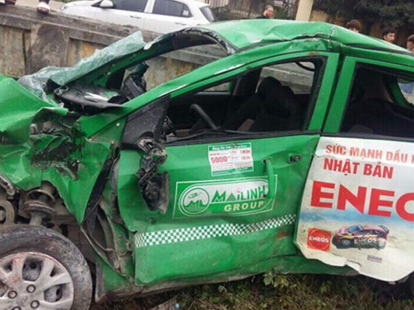 Tàu hỏa tông taxi văng xa 15m, tài xế thiệt mạng tại chỗ