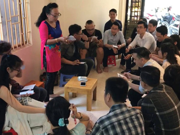 Tết đến thăm cô giáo cũ, phải làm bài kiểm tra 15 phút mới được nhận lì xì