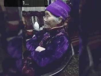 'Thần thái siêu đáng yêu' của bà ngoại vừa xem phim vừa ngủ gật
