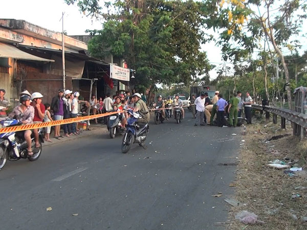 Thanh niên nằm bất động với vết cắt sâu, đầu gần lìa khỏi cổ