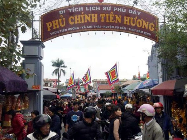 Video: Người dân đội mưa về chợ Viềng mỗi năm chỉ họp một lần