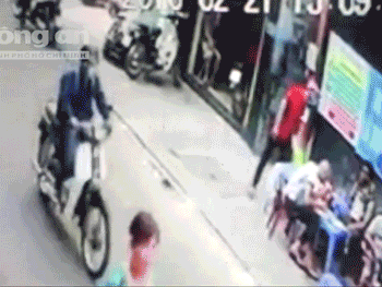 Video: Việt kiều Đức không thể về nước vì bị giật túi xách ở phố Tây