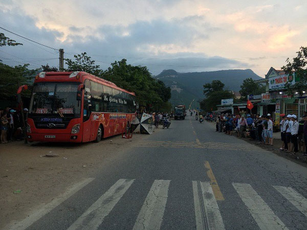Xe khách tông 2 mẹ con bán hàng rong thương vong ở Quảng Nam