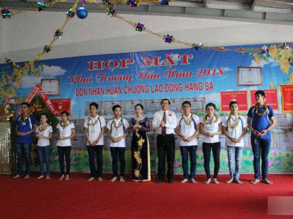 Công ty lì xì 500 chỉ vàng cho công nhân ngày khai trương đầu năm