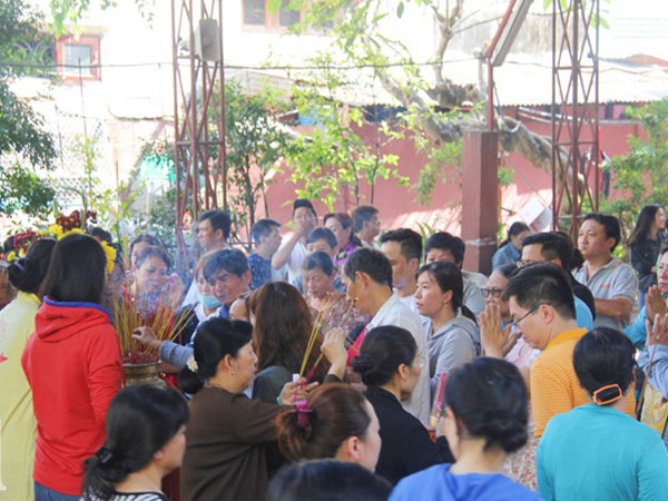 Đội nắng, hàng ngàn người đến chùa Ngọc Hoàng chen nhau khấn vái trong ngày cúng chư tiên