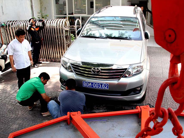 Hàng loạt ôtô bị cẩu vì chiếm vỉa hè ở quận Hoàn Kiếm