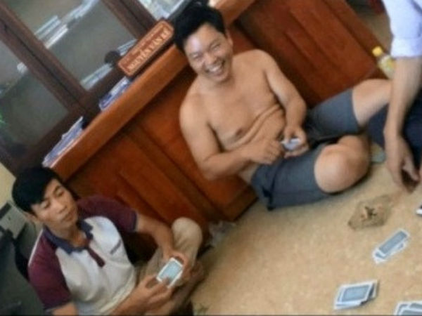 Phó bí thư xã và nhiều cán bộ mất chức vì đánh bạc