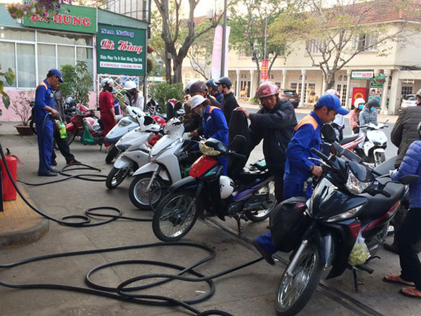 Tăng thuế bảo vệ môi trường xăng dầu, người tiêu dùng lãnh đủ
