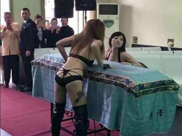 Thuê vũ nữ thoát y nhảy múa tưng bừng tại đám tang ở TQ gây phẫn nộ