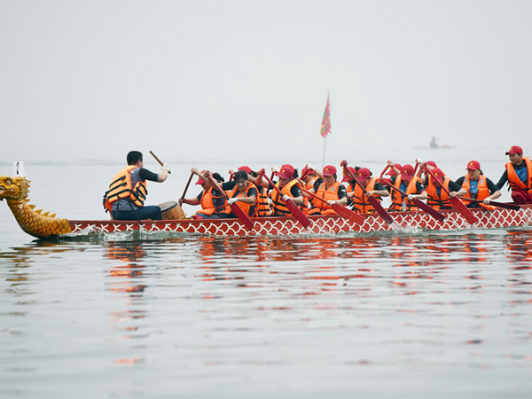 Hàng nghìn người dân thủ đô háo hức trẩy hội đua thuyền rồng
